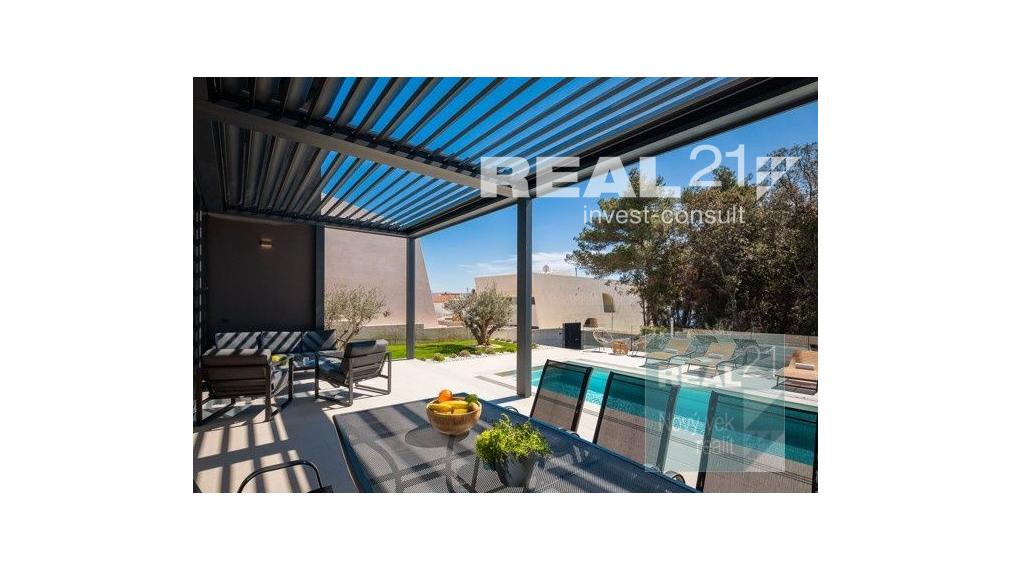 Ponúkame na predaj exkluzívnu modernú vilu nachádzajúcu sa v malebnom prímorskom mestečku Petrčane.