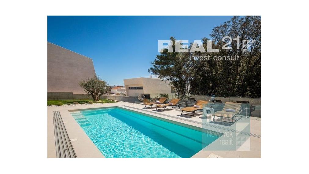 Ponúkame na predaj exkluzívnu modernú vilu nachádzajúcu sa v malebnom prímorskom mestečku Petrčane.