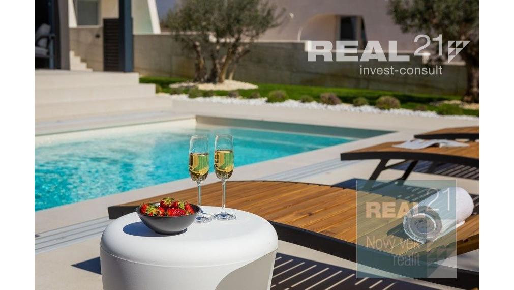 Ponúkame na predaj exkluzívnu modernú vilu nachádzajúcu sa v malebnom prímorskom mestečku Petrčane.