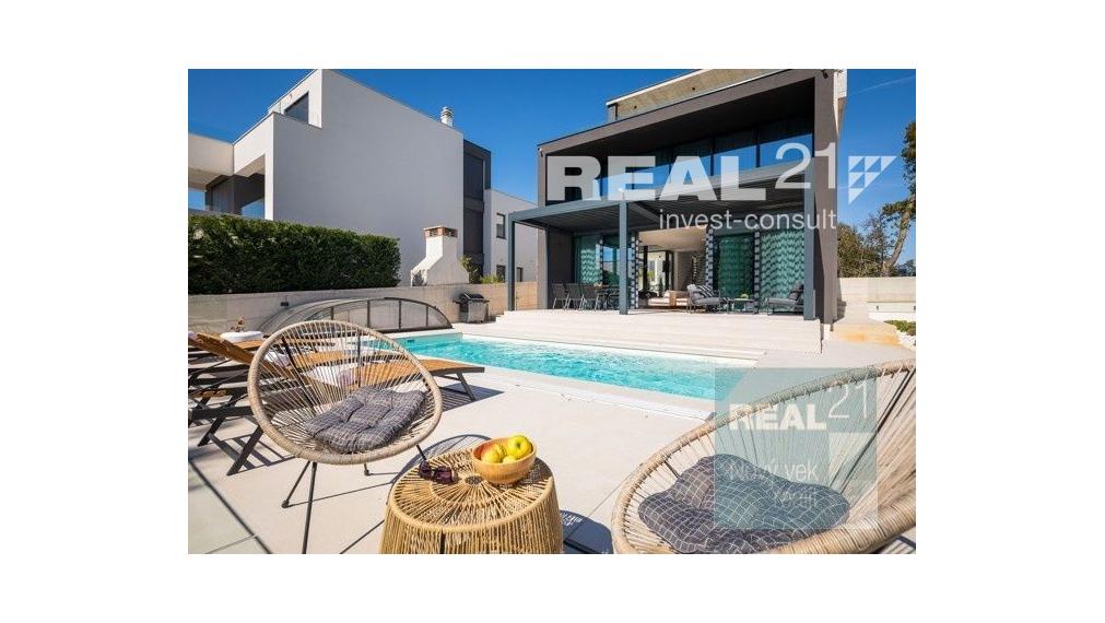 Ponúkame na predaj exkluzívnu modernú vilu nachádzajúcu sa v malebnom prímorskom mestečku Petrčane.