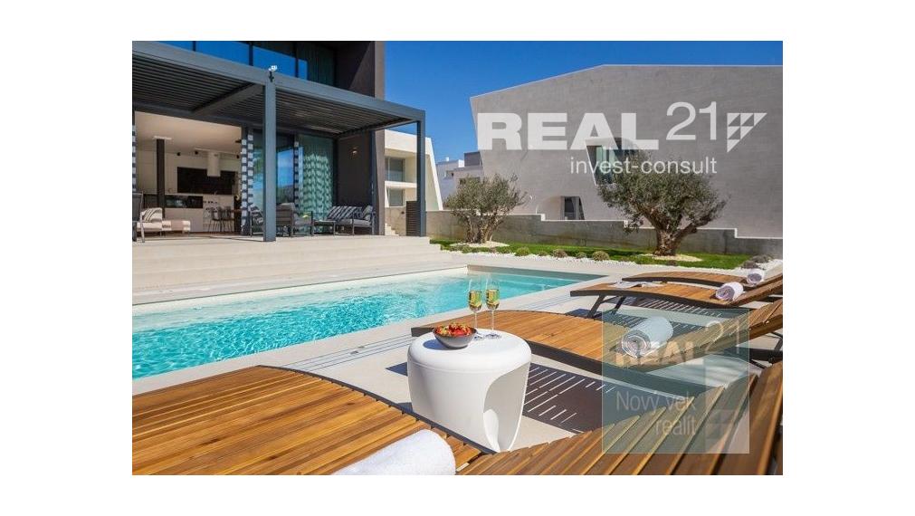 Ponúkame na predaj exkluzívnu modernú vilu nachádzajúcu sa v malebnom prímorskom mestečku Petrčane.