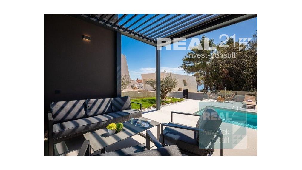 Ponúkame na predaj exkluzívnu modernú vilu nachádzajúcu sa v malebnom prímorskom mestečku Petrčane.