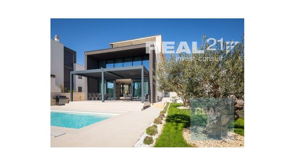 Ponúkame na predaj exkluzívnu modernú vilu nachádzajúcu sa v malebnom prímorskom mestečku Petrčane.