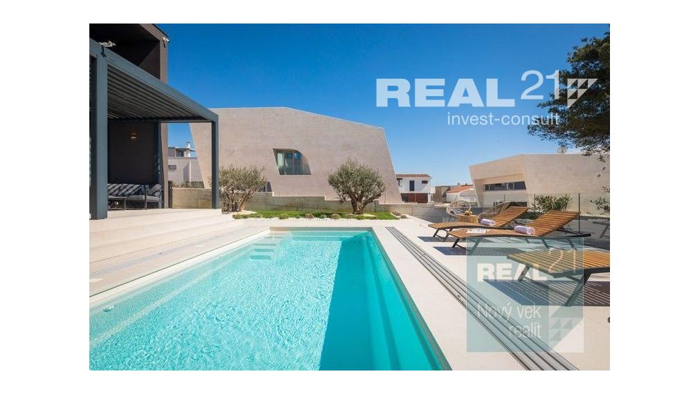 Ponúkame na predaj exkluzívnu modernú vilu nachádzajúcu sa v malebnom prímorskom mestečku Petrčane.