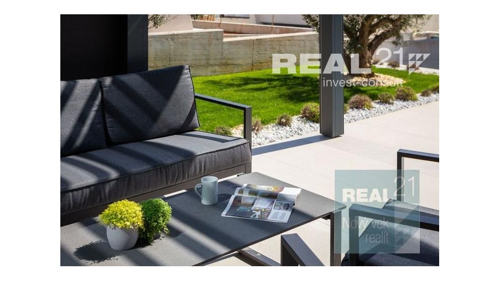 Ponúkame na predaj exkluzívnu modernú vilu nachádzajúcu sa v malebnom prímorskom mestečku Petrčane.