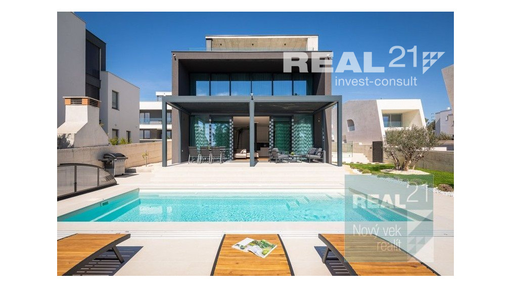 Ponúkame na predaj exkluzívnu modernú vilu nachádzajúcu sa v malebnom prímorskom mestečku Petrčane.