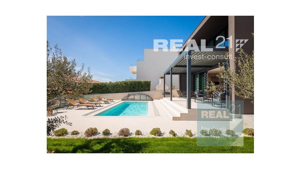 Ponúkame na predaj exkluzívnu modernú vilu nachádzajúcu sa v malebnom prímorskom mestečku Petrčane.