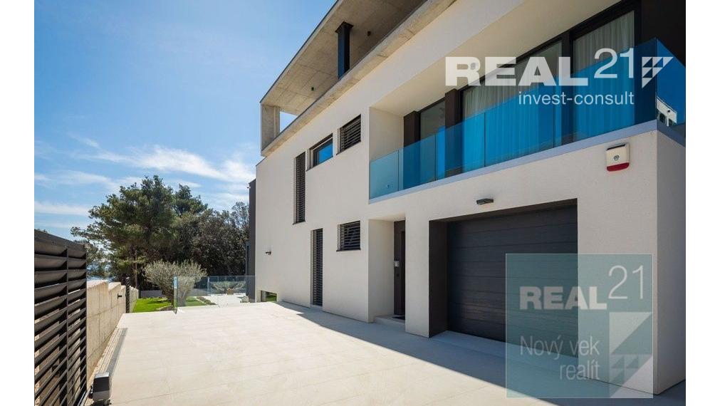 Ponúkame na predaj exkluzívnu modernú vilu nachádzajúcu sa v malebnom prímorskom mestečku Petrčane.