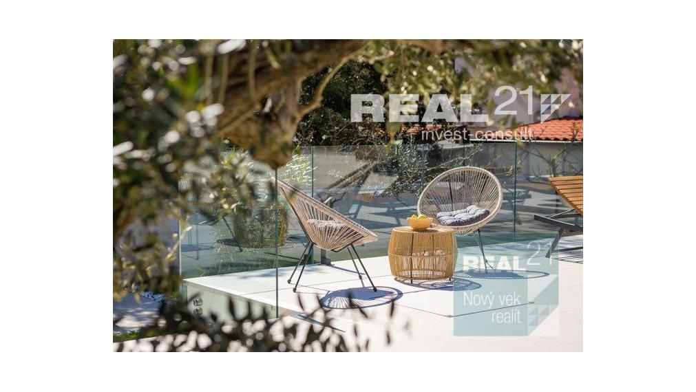 Ponúkame na predaj exkluzívnu modernú vilu nachádzajúcu sa v malebnom prímorskom mestečku Petrčane.