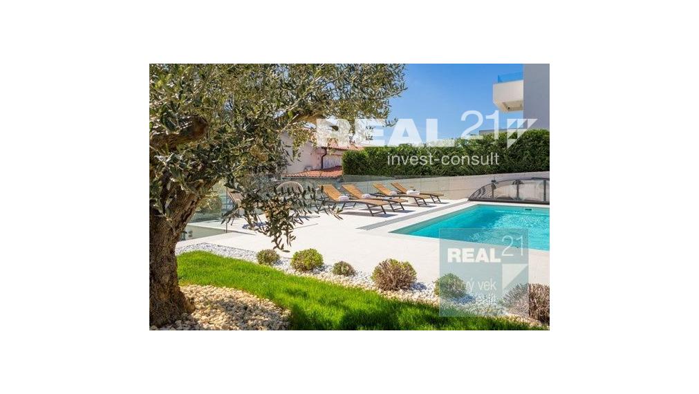 Ponúkame na predaj exkluzívnu modernú vilu nachádzajúcu sa v malebnom prímorskom mestečku Petrčane.