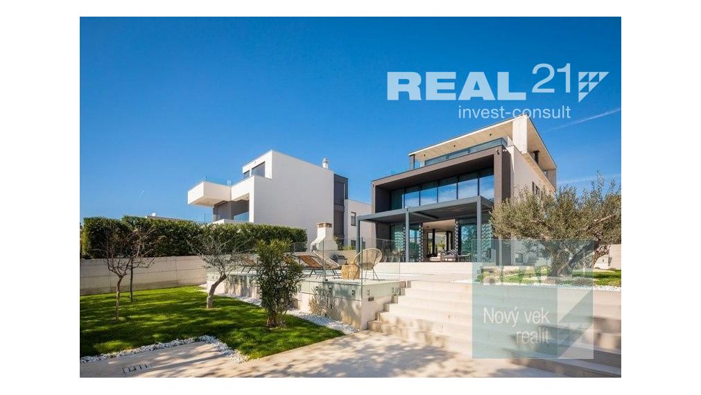 Ponúkame na predaj exkluzívnu modernú vilu nachádzajúcu sa v malebnom prímorskom mestečku Petrčane.