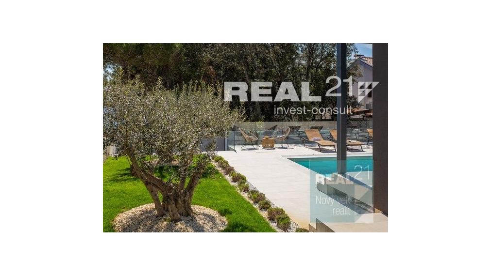 Ponúkame na predaj exkluzívnu modernú vilu nachádzajúcu sa v malebnom prímorskom mestečku Petrčane.