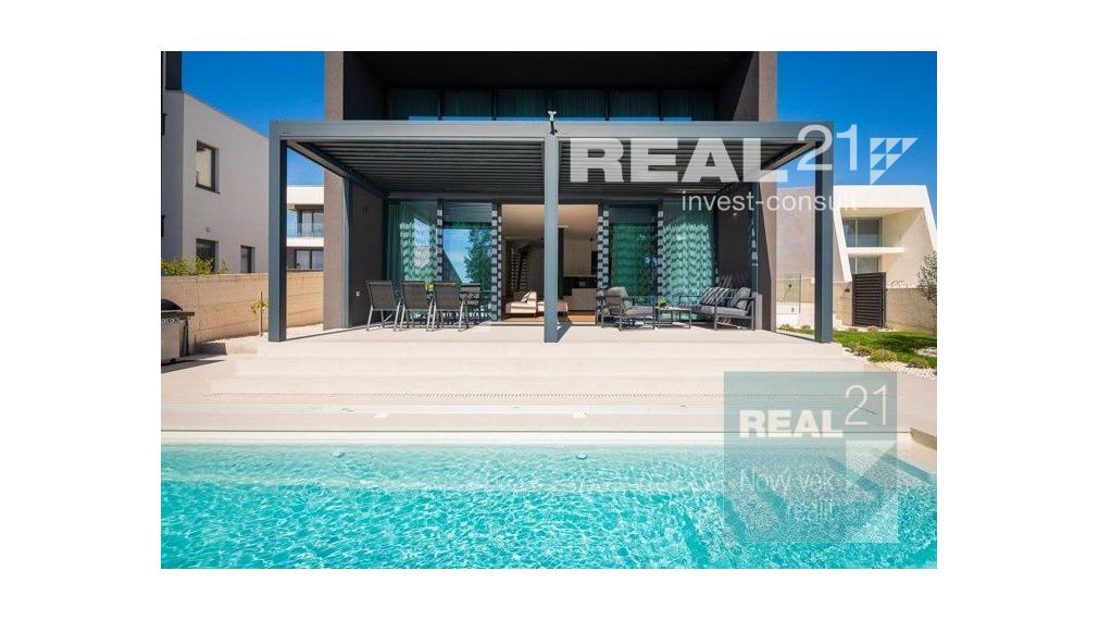 Ponúkame na predaj exkluzívnu modernú vilu nachádzajúcu sa v malebnom prímorskom mestečku Petrčane.