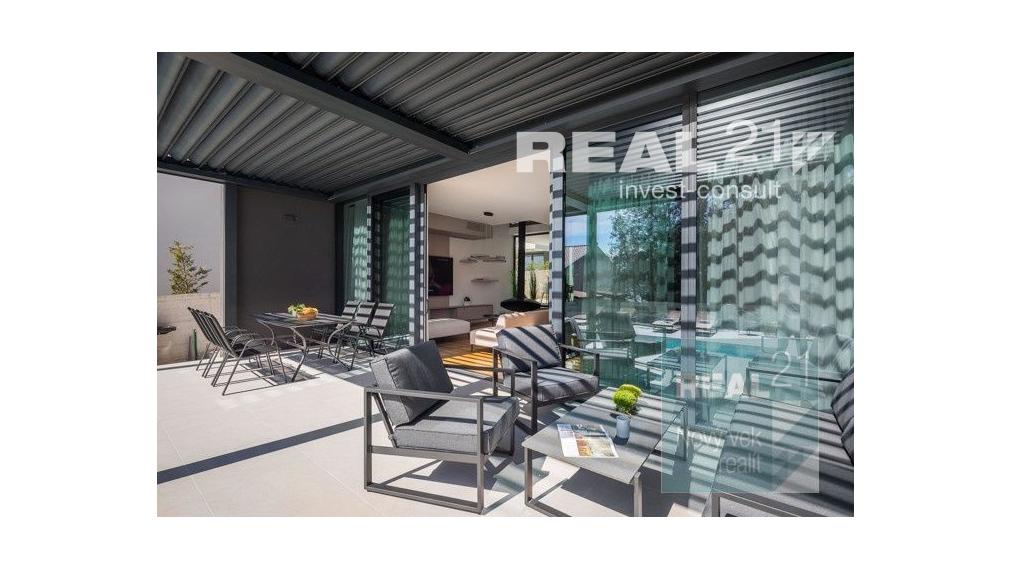 Ponúkame na predaj exkluzívnu modernú vilu nachádzajúcu sa v malebnom prímorskom mestečku Petrčane.