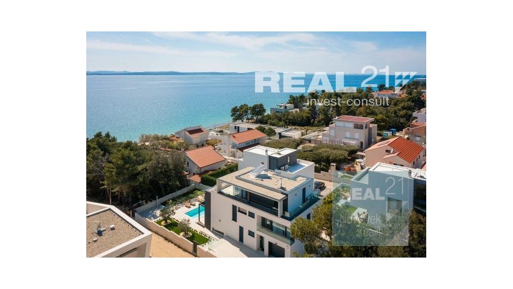 Ponúkame na predaj exkluzívnu modernú vilu nachádzajúcu sa v malebnom prímorskom mestečku Petrčane.