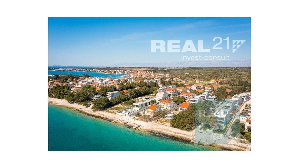 Ponúkame na predaj exkluzívnu modernú vilu nachádzajúcu sa v malebnom prímorskom mestečku Petrčane.