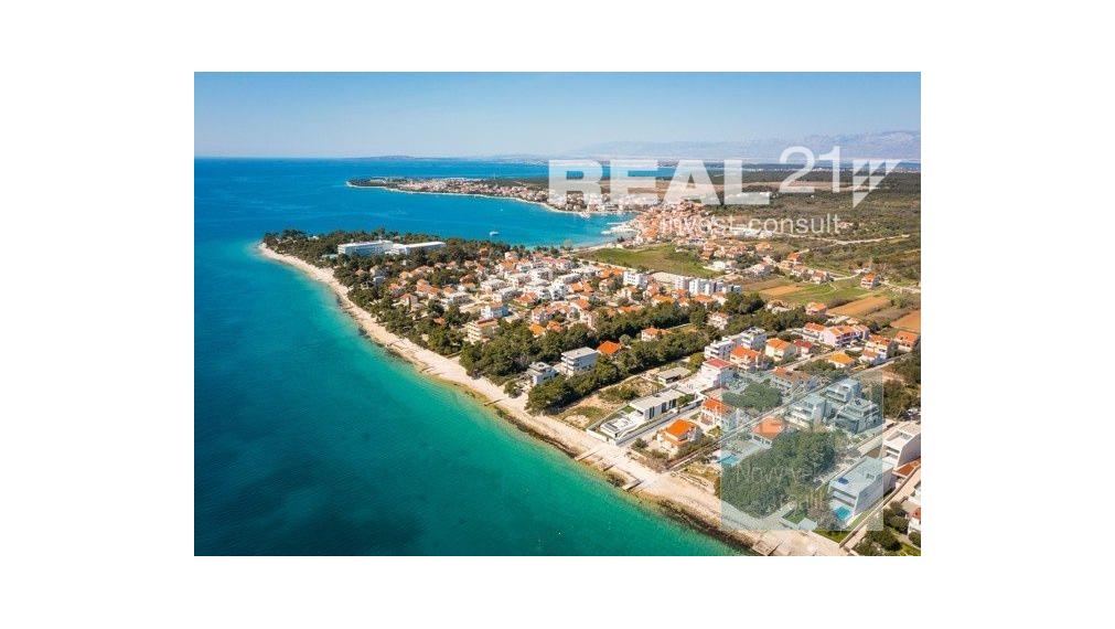 Ponúkame na predaj exkluzívnu modernú vilu nachádzajúcu sa v malebnom prímorskom mestečku Petrčane.