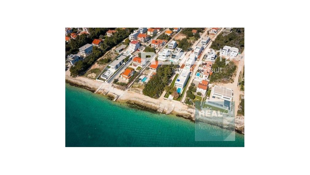 Ponúkame na predaj exkluzívnu modernú vilu nachádzajúcu sa v malebnom prímorskom mestečku Petrčane.