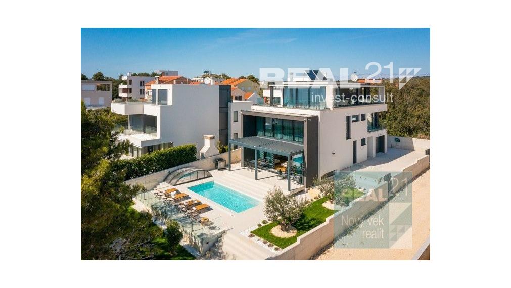 Ponúkame na predaj exkluzívnu modernú vilu nachádzajúcu sa v malebnom prímorskom mestečku Petrčane.