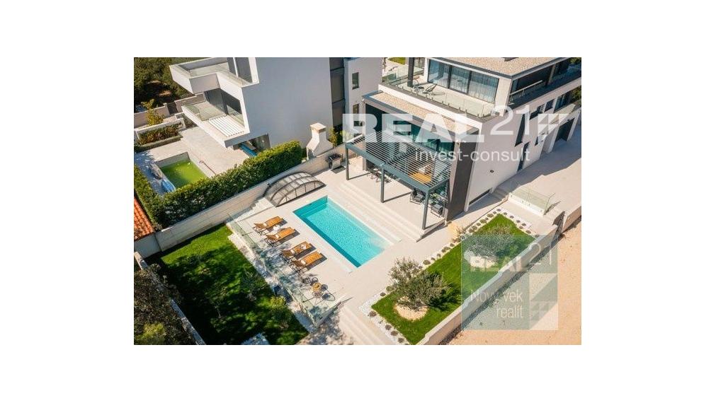 Ponúkame na predaj exkluzívnu modernú vilu nachádzajúcu sa v malebnom prímorskom mestečku Petrčane.