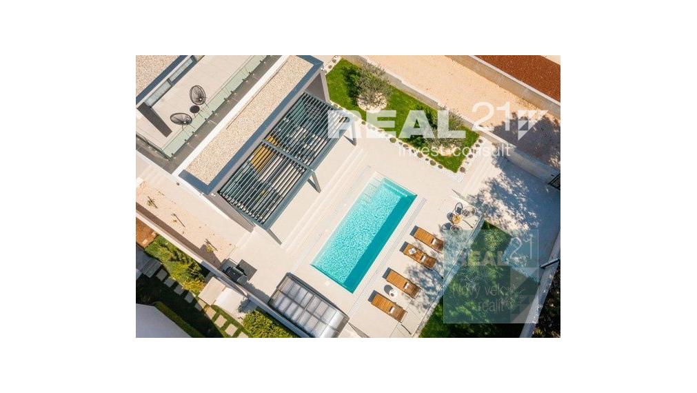 Ponúkame na predaj exkluzívnu modernú vilu nachádzajúcu sa v malebnom prímorskom mestečku Petrčane.