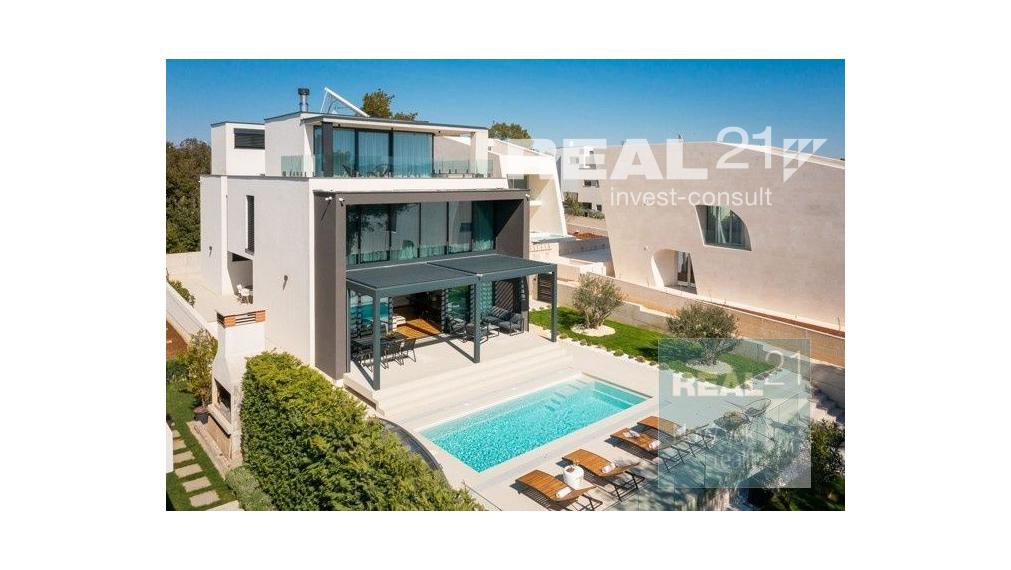 Ponúkame na predaj exkluzívnu modernú vilu nachádzajúcu sa v malebnom prímorskom mestečku Petrčane.