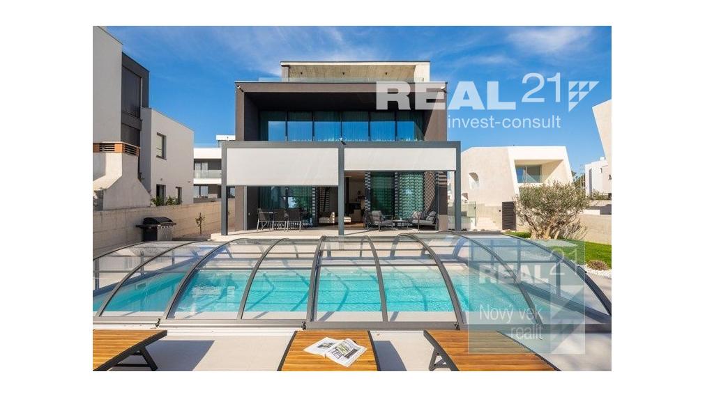 Ponúkame na predaj exkluzívnu modernú vilu nachádzajúcu sa v malebnom prímorskom mestečku Petrčane.