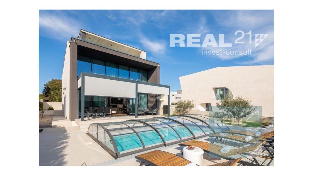 Ponúkame na predaj exkluzívnu modernú vilu nachádzajúcu sa v malebnom prímorskom mestečku Petrčane.