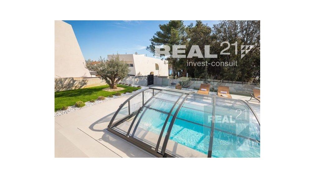 Ponúkame na predaj exkluzívnu modernú vilu nachádzajúcu sa v malebnom prímorskom mestečku Petrčane.