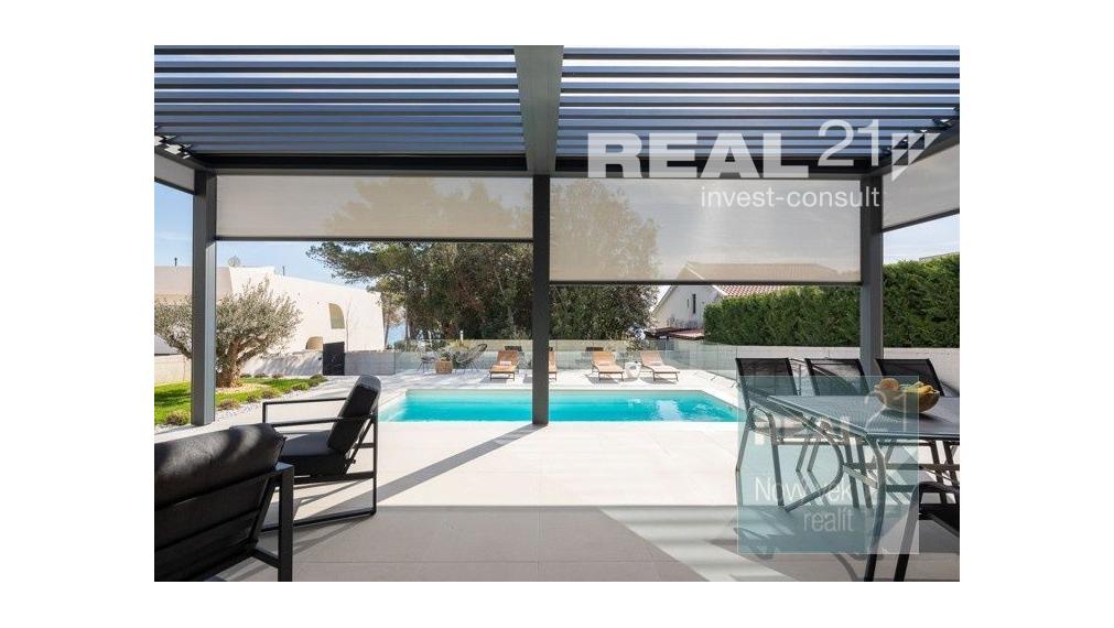 Ponúkame na predaj exkluzívnu modernú vilu nachádzajúcu sa v malebnom prímorskom mestečku Petrčane.