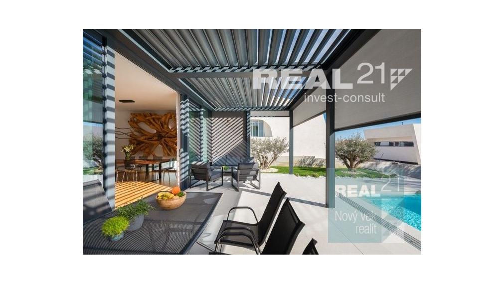 Ponúkame na predaj exkluzívnu modernú vilu nachádzajúcu sa v malebnom prímorskom mestečku Petrčane.