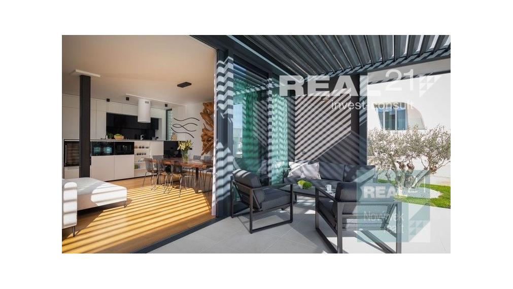 Ponúkame na predaj exkluzívnu modernú vilu nachádzajúcu sa v malebnom prímorskom mestečku Petrčane.