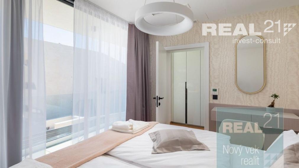 Ponúkame na predaj exkluzívnu modernú vilu nachádzajúcu sa v malebnom prímorskom mestečku Petrčane.