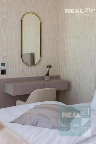 Ponúkame na predaj exkluzívnu modernú vilu nachádzajúcu sa v malebnom prímorskom mestečku Petrčane.