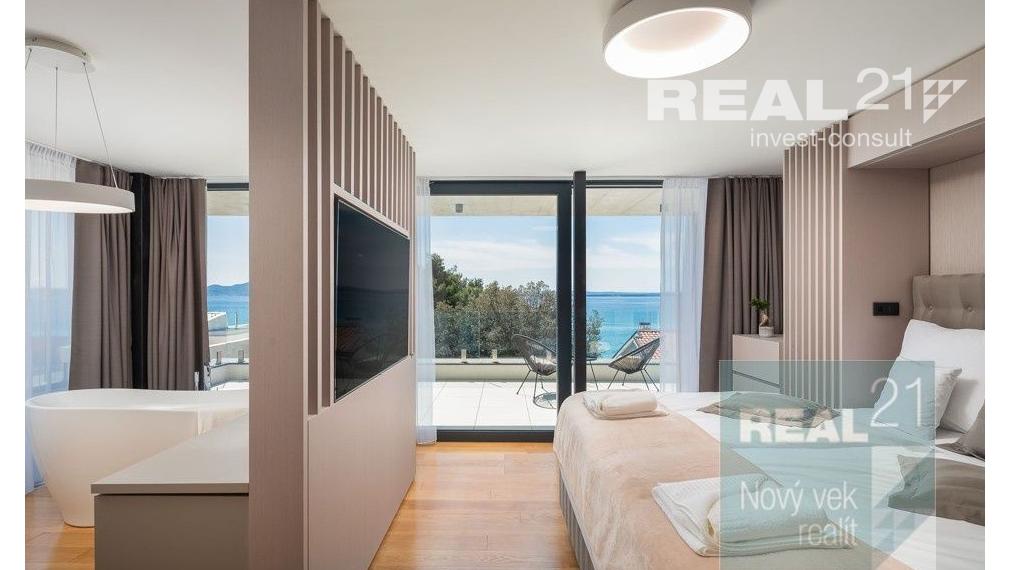 Ponúkame na predaj exkluzívnu modernú vilu nachádzajúcu sa v malebnom prímorskom mestečku Petrčane.