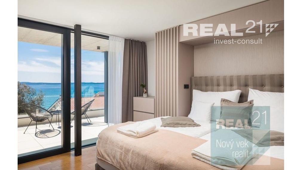 Ponúkame na predaj exkluzívnu modernú vilu nachádzajúcu sa v malebnom prímorskom mestečku Petrčane.