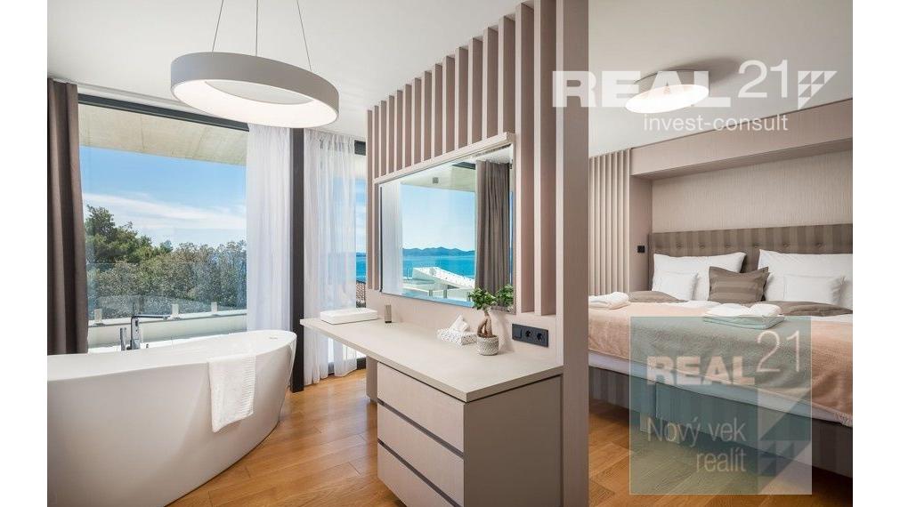 Ponúkame na predaj exkluzívnu modernú vilu nachádzajúcu sa v malebnom prímorskom mestečku Petrčane.