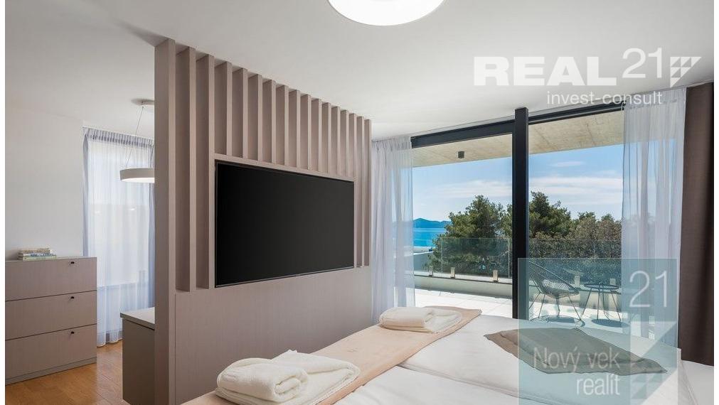 Ponúkame na predaj exkluzívnu modernú vilu nachádzajúcu sa v malebnom prímorskom mestečku Petrčane.