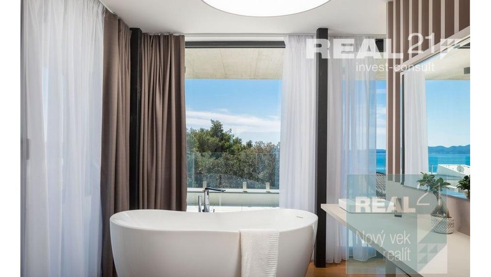 Ponúkame na predaj exkluzívnu modernú vilu nachádzajúcu sa v malebnom prímorskom mestečku Petrčane.