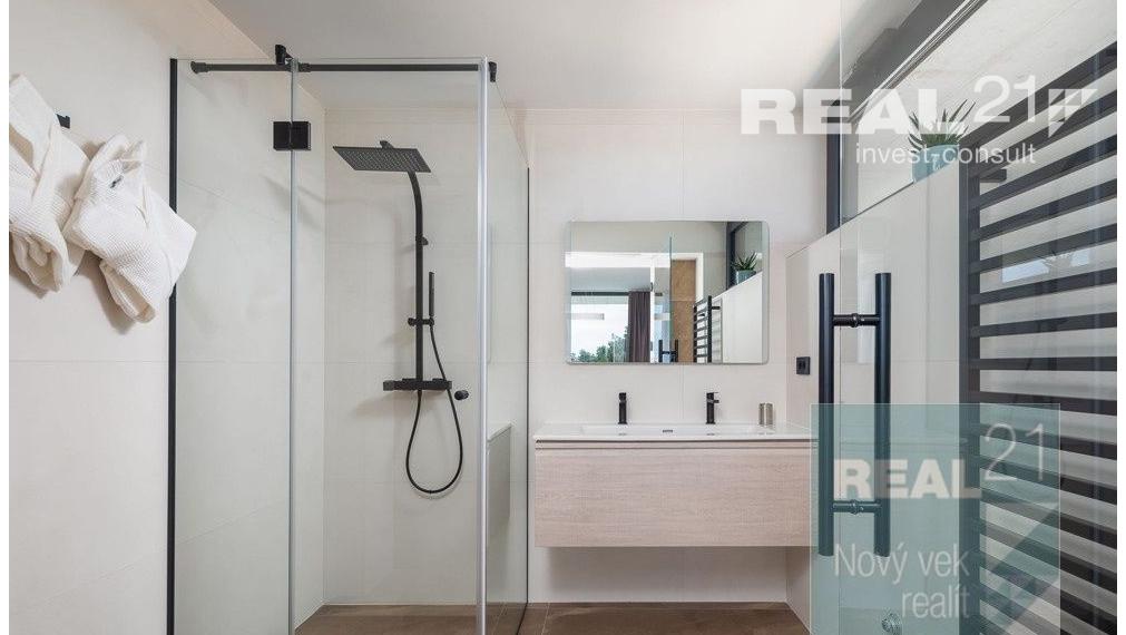 Ponúkame na predaj exkluzívnu modernú vilu nachádzajúcu sa v malebnom prímorskom mestečku Petrčane.