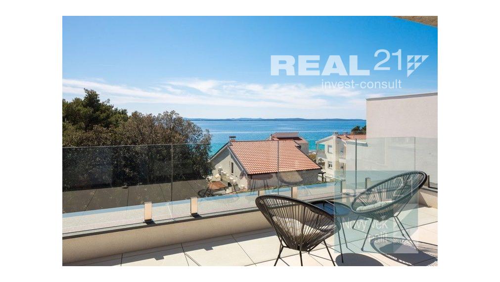 Ponúkame na predaj exkluzívnu modernú vilu nachádzajúcu sa v malebnom prímorskom mestečku Petrčane.