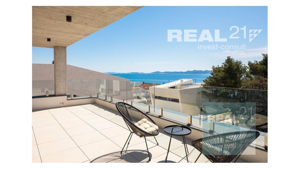 Ponúkame na predaj exkluzívnu modernú vilu nachádzajúcu sa v malebnom prímorskom mestečku Petrčane.