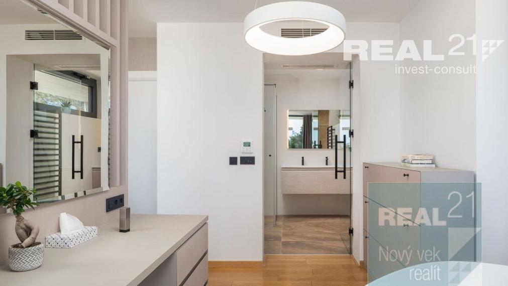 Ponúkame na predaj exkluzívnu modernú vilu nachádzajúcu sa v malebnom prímorskom mestečku Petrčane.