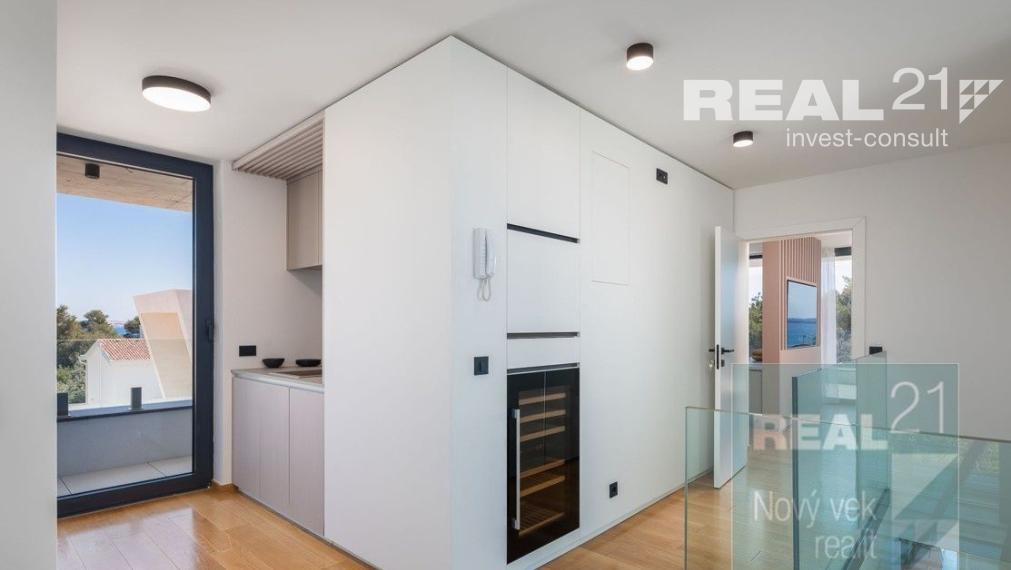 Ponúkame na predaj exkluzívnu modernú vilu nachádzajúcu sa v malebnom prímorskom mestečku Petrčane.