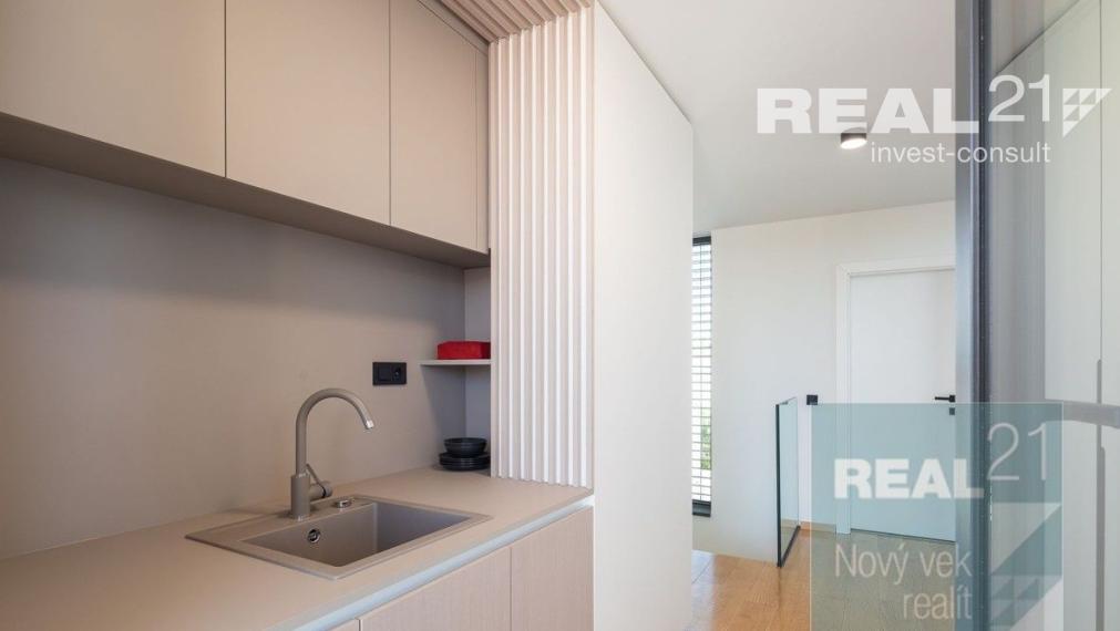 Ponúkame na predaj exkluzívnu modernú vilu nachádzajúcu sa v malebnom prímorskom mestečku Petrčane.