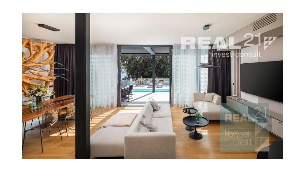 Ponúkame na predaj exkluzívnu modernú vilu nachádzajúcu sa v malebnom prímorskom mestečku Petrčane.