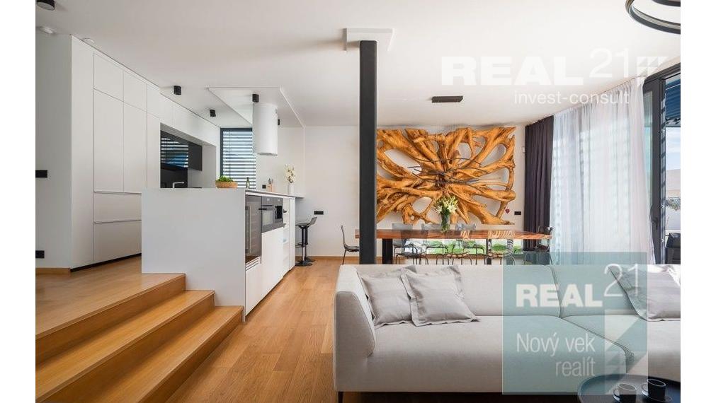 Ponúkame na predaj exkluzívnu modernú vilu nachádzajúcu sa v malebnom prímorskom mestečku Petrčane.