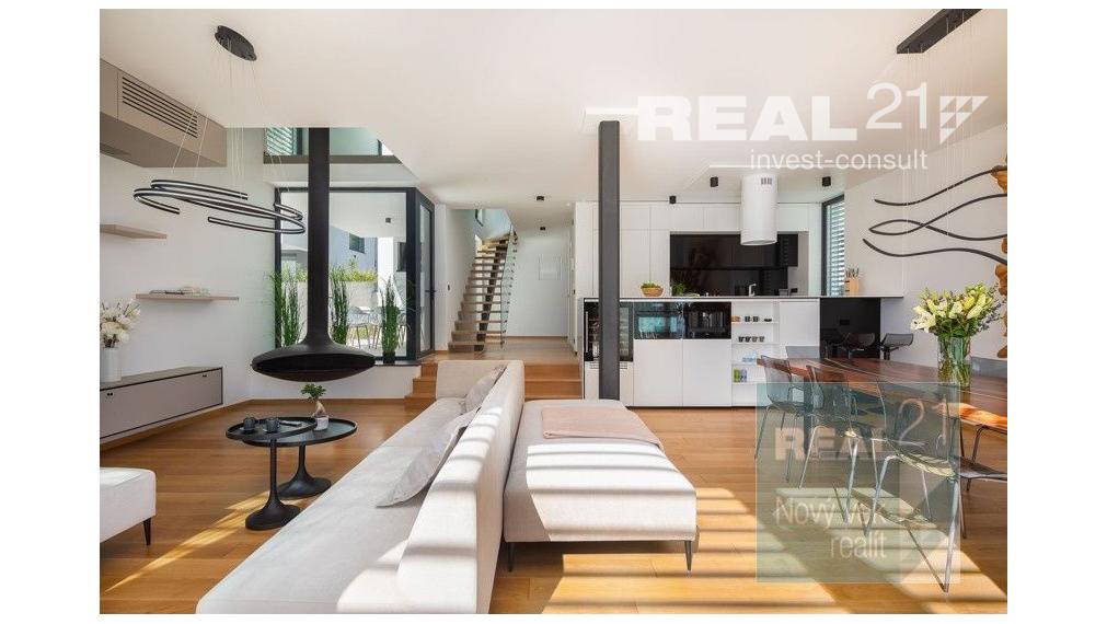 Ponúkame na predaj exkluzívnu modernú vilu nachádzajúcu sa v malebnom prímorskom mestečku Petrčane.