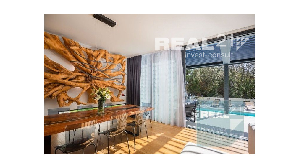 Ponúkame na predaj exkluzívnu modernú vilu nachádzajúcu sa v malebnom prímorskom mestečku Petrčane.