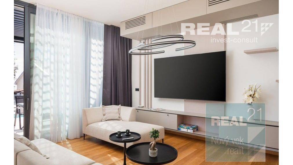 Ponúkame na predaj exkluzívnu modernú vilu nachádzajúcu sa v malebnom prímorskom mestečku Petrčane.